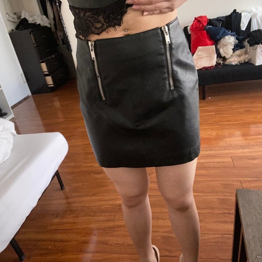 Forever21 Black Zippered Faux Leather Skirt